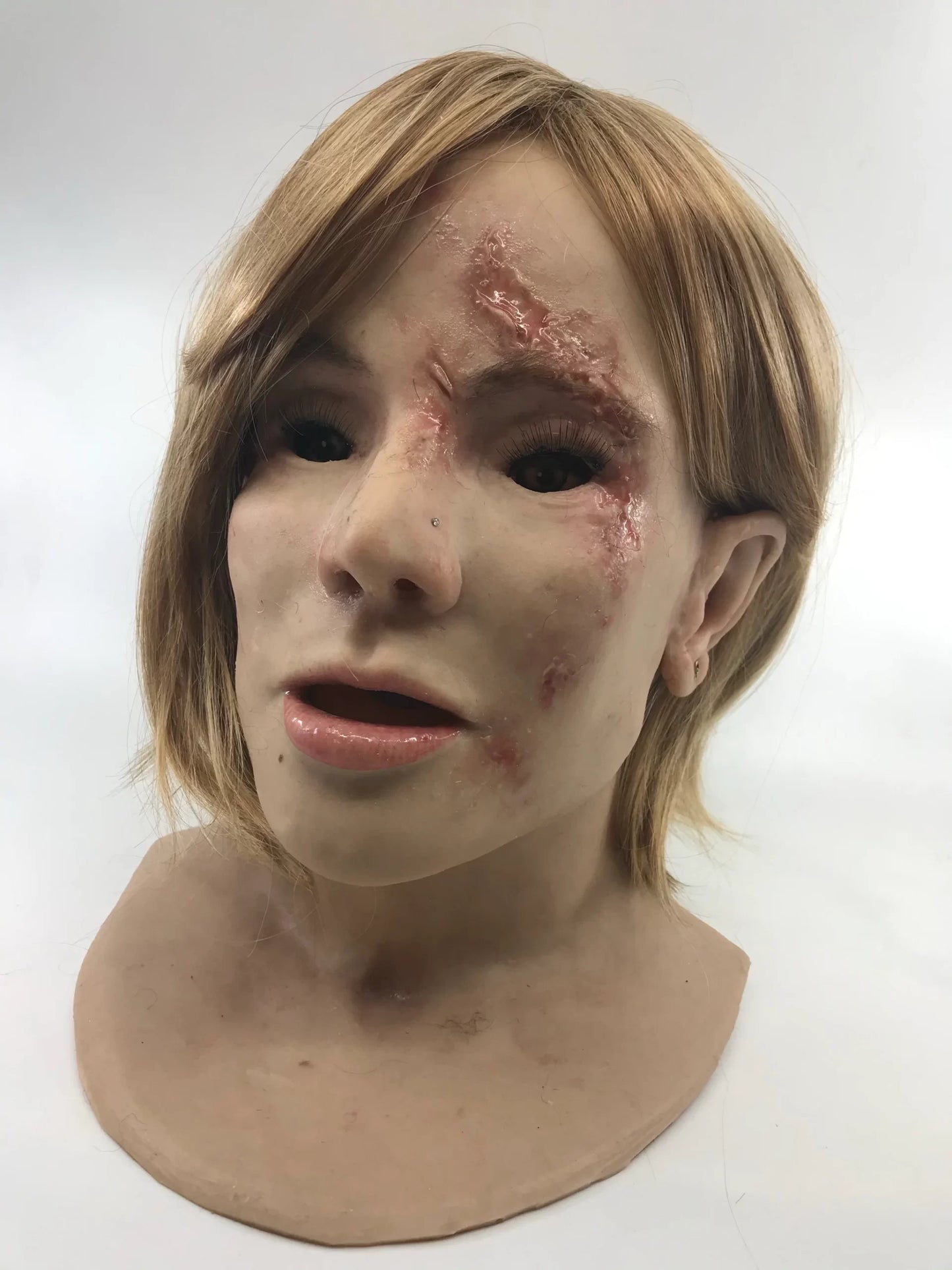 MM406 Darlene - Simman female injured face overlay image 4