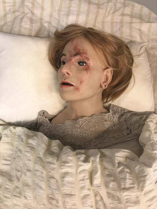 MM406 Darlene - Simman female injured face overlay image 1