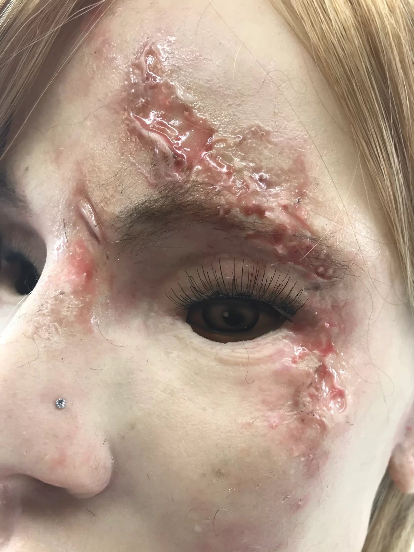 MM406 Darlene - Simman female injured face overlay image 3